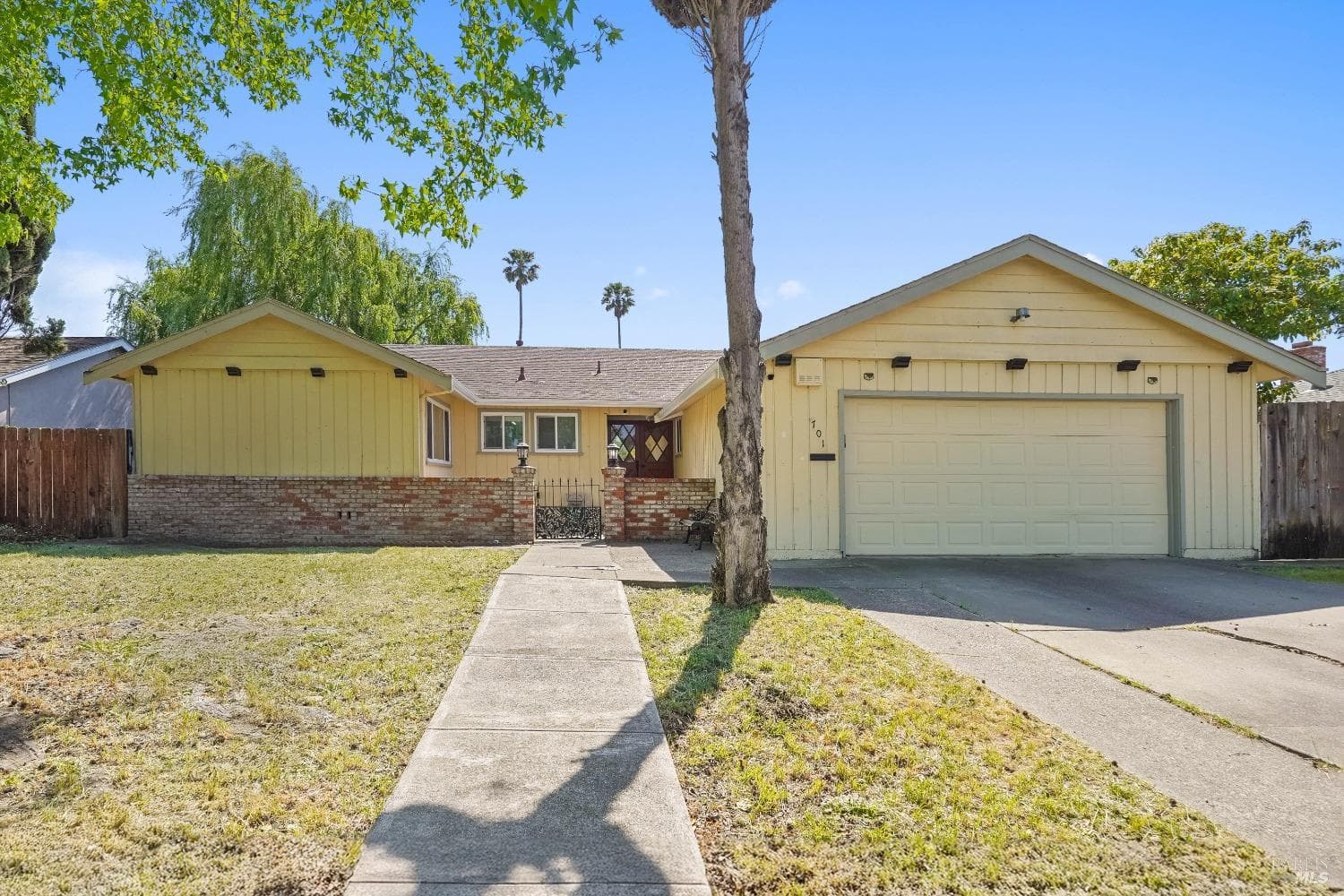 701 Roleen Dr